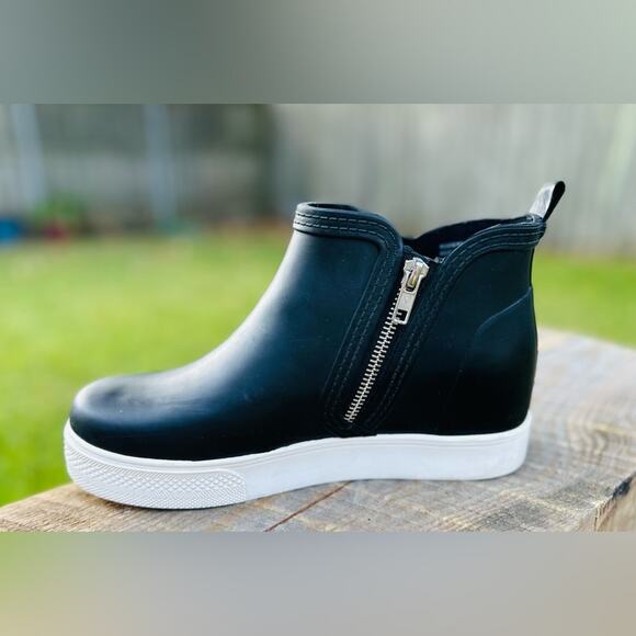 Steve Madden Wedgie Black Ankle Rain Boots with White Sole. Size 9M - Picture 1 of 8